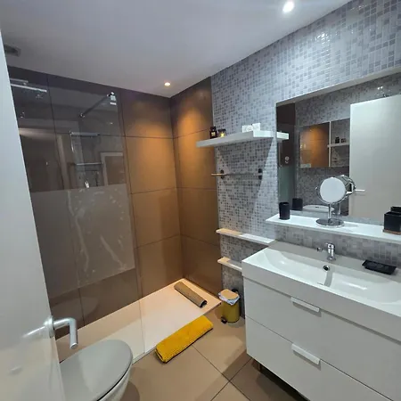 Appartement Superbe Avec Solarium Et Piscine Communautaire *